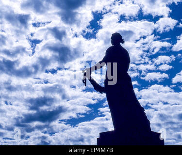 Giugno 25, 1989 - Leningrado (St. Petersburg, Russia - sotto una drammatica nube riempiva il cielo un enorme statua in bronzo della patria, raffigurata come una donna in lutto, da scultori V.V. Isaeva e R.Ðš. Tauritt, troneggia sul Piskaryovskoye Memorial Cemetery di Leningrado (presente giorno San Pietroburgo) dove mezzo milione di persone, tra cui 420.000 civili e 50.000 soldati sono sepolti nel cimitero di 186 tombe di massa dopo il deterioramento durante l'epica di 900 giorni di assedio da parte dei nazisti durante la seconda guerra mondiale. (Credito Immagine: © Arnold Drapkin/ZUMA filo) Foto Stock