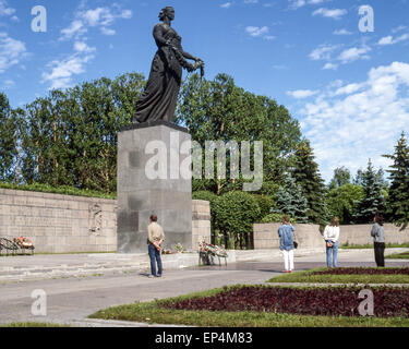 Giugno 25, 1989 - Leningrado (St. Petersburg, Russia - visitatori e turisti davanti a un enorme statua in bronzo della patria, raffigurata come una donna in lutto, da scultori V.V. Isaeva e R.Ðš. Tauritt, che troneggia sul Piskaryovskoye Memorial Cemetery di Leningrado (presente giorno San Pietroburgo) dove mezzo milione di persone, tra cui 420.000 civili e 50.000 soldati sono sepolti nel cimitero di 186 tombe di massa dopo il deterioramento durante l'epica di 900 giorni di assedio da parte dei nazisti durante la seconda guerra mondiale. (Credito Immagine: © Arnold Drapkin/ZUMA filo) Foto Stock