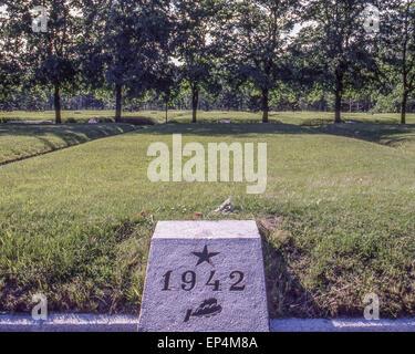 Giugno 25, 1989 - Leningrado (St. Petersburg, Russia - In Piskaryovskoye Memorial Cemetery di Leningrado (presente giorno San Pietroburgo) contrassegnati da anno la leggermente sollevata tumuli sono alcuni dei 186 tombe di massa dove mezzo milione di persone, tra cui 420.000 civili, e 50.000 soldati, sono sepolti dopo perire durante l epica di 900 giorni di assedio da parte dei nazisti durante la seconda guerra mondiale. Il marcatore di pietra indica l'anno. (Credito Immagine: © Arnold Drapkin/ZUMA filo) Foto Stock