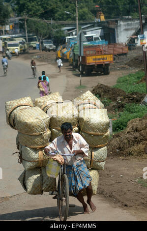 Il Tamil Nadu, India, circa 2009: un uomo non identificato e il suo moto di overload in testa al paese, circa 2009 in Tamil Nadu, India. Foto Stock