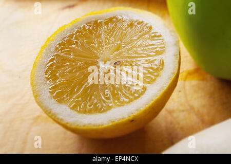 Tagliare un limone sulla vecchia scheda Foto Stock