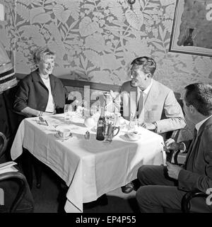 Deutscher Schauspieler und Hörspielsprecher Hellmut Lange (Mitte) di Amburgo, Deutschland 1960er Jahre. Attore tedesco e Audi Foto Stock