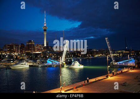 Wynyard attraversando il ponte e Skytower, Auckland waterfront, Isola del nord, Nuova Zelanda Foto Stock