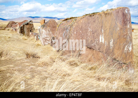 Salbyksky tumulo creato nel IV secolo A.C. Verticale di lastre in pietra situato intorno al tumulo. Foto Stock