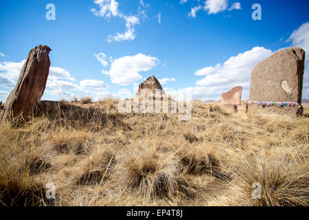 Salbyksky tumulo creato nel IV secolo A.C. Verticale di lastre in pietra situato intorno al tumulo. Foto Stock