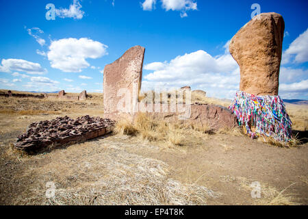 Salbyksky tumulo creato nel IV secolo A.C. Verticale di lastre in pietra situato intorno al tumulo. Foto Stock