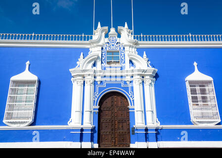 Facciata di un blu e bianco edificio coloniale nel cuore del centro storico di Trujillo, Perú Foto Stock