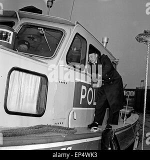 Reportage über den Alltag der Wasserschutzpolizei ad Amburgo, Deutschland 1960er Jahre. La copertura di circa il lavoro dell'acqua pol Foto Stock