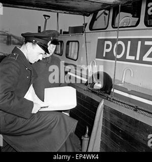 Reportage über den Alltag der Wasserschutzpolizei ad Amburgo, Deutschland 1960er Jahre. La copertura di circa il lavoro dell'acqua pol Foto Stock