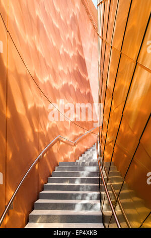 Scale e giustapposizione delle pareti ruvide. Milano Expo 2015, padiglione degli EMIRATI ARABI UNITI, Milano, Italia. Architetto: Foster + Partner, 2015. Foto Stock
