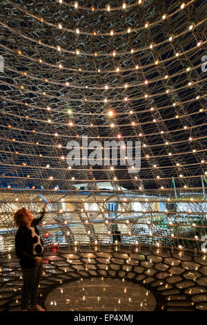 Notte elevazione della maglia illuminato e la piattaforma. Milano Expo 2015, UK Pavilion, Milano, Italia. Architetto: Wolfgang contrafforte, 2015 Foto Stock