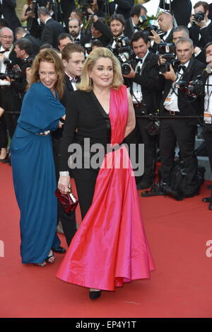 Cannes, Francia. 13 Maggio, 2015. Catherine Denuve, Emmanuelle Bercot, asta Paradot, frequentando il tappeto rosso Premiere per la Tete Haute per aprire il Festival, 68a Cannes Film Festival, Festival de Cannes 2015, 13.05 .2015 Credito: dpa picture alliance/Alamy Live News Foto Stock