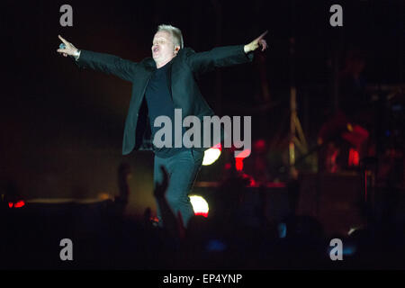 Berlino, Germania. 13 Maggio, 2015. Musicista tedesco Herbert Groenemeyer esegue sul palco dell'O2-World-Arena a Berlino, Germania, 13 maggio 2015. Il concerto faceva parte del suo tour 'Dauernd jetzt" (lit. Ora sempre). Foto: Matthias esitano di fronte/dpa/Alamy Live News Foto Stock