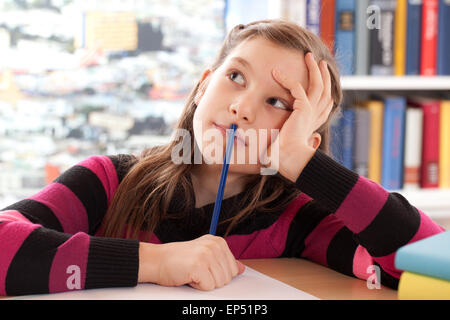 Mädchen beim Nachdenken Foto Stock