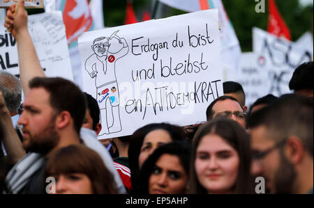 Portando striscioni e cartelli con scritto, tra le altre cose "si sono e saranno sempre un anti-democratico", numerose persone di manifestare contro un evento con il presidente turco Recep Tayyip Erdogan di Karlsruhe in Germania, 10 maggio 2015. Diverse persone sono rimaste ferite in scontri tra sostenitori e oppositori del Presidente di Recep Tayyip Erdogan prima di una visita del capo turco di stato alla città tedesca di Karlsruhe. La controversa visita viene addebitato come un incontro con gruppi di giovani ma è ampiamente considerato come una campagna stop davanti a elezioni parlamentari in Turchia il 07 giugno. Secondo t Foto Stock