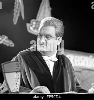 Deutscher Kabarettist, Schauspieler und Komiker Jürgen von Manger als Richter, Deutschland 1960er Jahre. Il cabaret tedesco artis Foto Stock