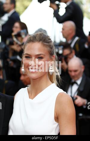 Cannes, Francia. 13 Maggio, 2015. Modello israeliana Bar Refaeli assiste la premiere di indipendente alto durante la fase di apertura della sessantottesima annuale di Cannes Film Festival presso il Palais des Festivals a Cannes, Francia, il 13 maggio 2015. Credito: dpa picture alliance/Alamy Live News Foto Stock