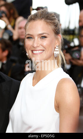 Cannes, Francia. 13 Maggio, 2015. Modello israeliana Bar Refaeli assiste la premiere di indipendente alto durante la fase di apertura della sessantottesima annuale di Cannes Film Festival presso il Palais des Festivals a Cannes, Francia, il 13 maggio 2015. Credito: dpa picture alliance/Alamy Live News Foto Stock