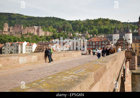 Sulle Alte Brucke con il castello dietro, Heidelberg, Baden-Württemberg, Germania Foto Stock