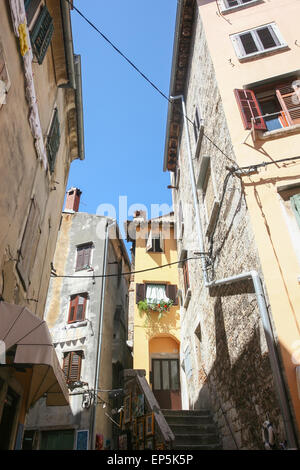 Un basso angolo di visione del vecchio colorata architettura residenziale di Rovigno Croazia. Foto Stock