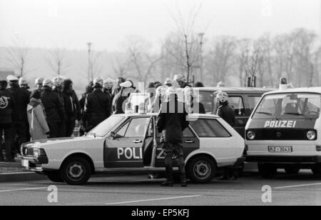 Polizeieinsatzkräfte verschaffen sich einen ersten Überblick am Zaun des Kernkraftwerks in Brokdorf, Deutschland 1980er Jahre. P Foto Stock