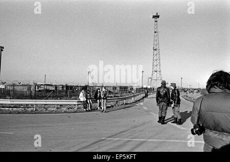 Polizeieinsatzkräfte verschaffen sich einen ersten Überblick am Kernkraftwerk in Brokdorf, Deutschland 1980er Jahre. Scansione di polizia Foto Stock