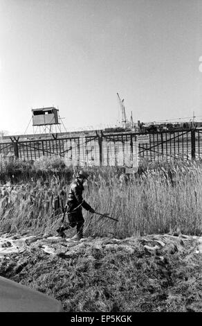Polizeieinsatzkräfte verschaffen sich einen ersten Überblick am Zaun des Kernkraftwerks in Brokdorf, Deutschland 1980er Jahre. P Foto Stock