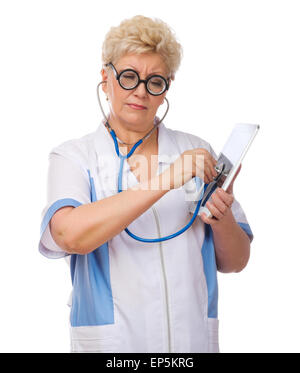 Maturo medico divertente ascoltare tablet PC isolato Foto Stock