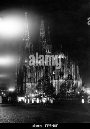 Der Hohe Dom zu Köln bei Nacht, Deutschland Ende 1960er Jahre. La cattedrale di Colonia di notte, Germania fine anni sessanta. Foto Stock