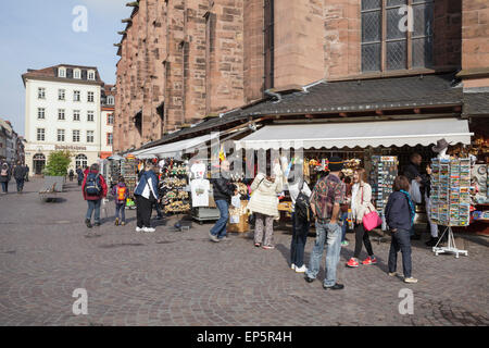 I turisti lo shopping per souvenir sulla Marktplatz, Heidelberg, Baden-Württemberg, Germania Foto Stock