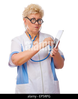 Divertenti medico maturo ascoltare tablet PC da uno stetoscopio isolato Foto Stock
