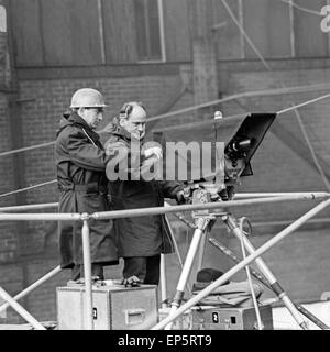 Kamerateam des NDR am Tag des Stapellaufs des Schiffs 'ESSO Deutschland " im Hafen von Hamburg 1963, Deutschland 1960er Jahre. Ca Foto Stock