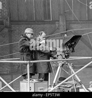 Kamerateam des NDR am Tag des Stapellaufs des Schiffs 'ESSO Deutschland " im Hafen von Hamburg 1963, Deutschland 1960er Jahre. Ca Foto Stock