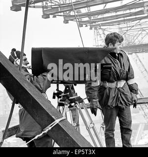 Kamerateam des NDR am Tag des Stapellaufs des Schiffs 'ESSO Deutschland " im Hafen von Hamburg 1963, Deutschland 1960er Jahre. Ca Foto Stock