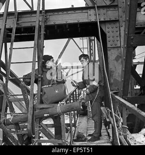 Kamerateam des NDR am Tag des Stapellaufs des Schiffs 'ESSO Deutschland " im Hafen von Hamburg 1963, Deutschland 1960er Jahre. Ca Foto Stock