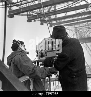 Kamerateam des NDR am Tag des Stapellaufs des Schiffs 'ESSO Deutschland " im Hafen von Hamburg 1963, Deutschland 1960er Jahre. Ca Foto Stock