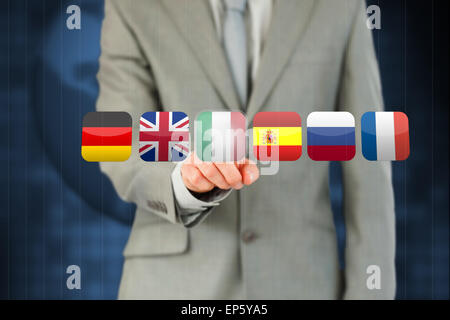 Dito Businessmans attivazione touchscreen futuristico con vari flag Foto Stock