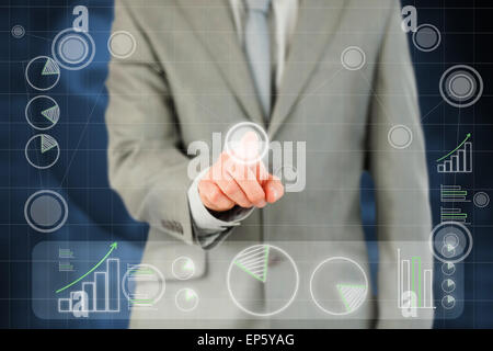 Dito Businessmans futuristico attivazione del display touchscreen Foto Stock
