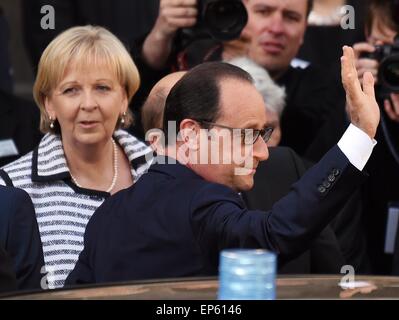 Il Presidente francese Francois Hollande arriva per la cerimonia di premiazione del Premio Internazionale Carlo Magno 2015 ad Aachen, Germania, 14 maggio 2015. Hannelore Kraft (SPD), Ministropresidente della Northrhine-Westphalia sorge in background. Foto: HENNING KAISER/dpa Foto Stock