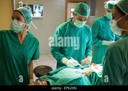 Il team di chirurghi lavorando sullo stomaco di un paziente Foto Stock