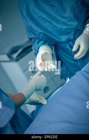 Close-up di infermiere passando le forbici per il chirurgo Foto stock -  Alamy