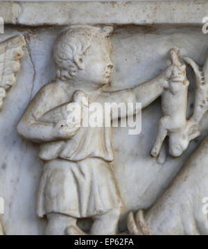 Sarcofago romano. Particolare rilievo. Ragazzo di contenimento e di coniglio colomba nelle sue mani. Di epoca imperiale. Il marmo. Museo Nazionale Romano. Foto Stock