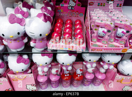 Hello Kitty merchandise visualizzati in Londra vetrina Foto Stock