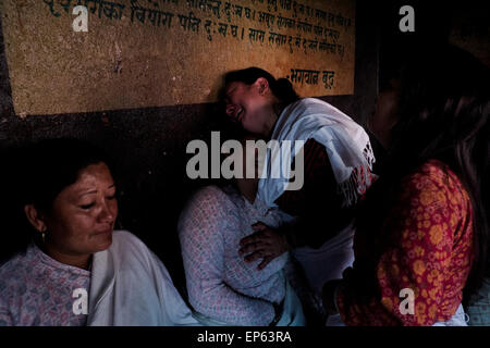 Kathmandu, Nepal. 13 Maggio, 2015. I membri della famiglia di piangere durante la cremazione cerimonia al tempio Pasphutinah. Un forte terremoto di magnitudo 7.4 ha colpito il Nepal Kathmandu capitale martedì, innescare forti tremori che si sono sentiti attraverso Delhi e in altre parti dell India del nord. © Khairil Safwan/Pacific Press/Alamy Live News Foto Stock