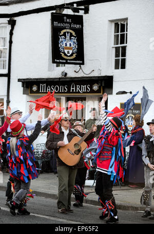 Rag Bag Morris un Morris Dance Troupe basato in Allanton in Scottish Borders. Foto Stock