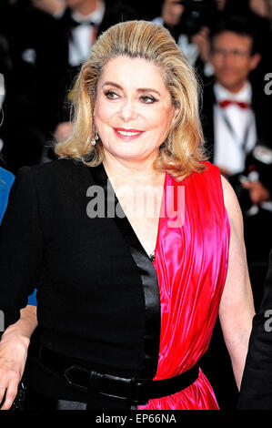 Catherine Deneuve frequentando l'apertura notturna con la premiere di 'La tete haute/Standing Tall' al 68esimo Festival del Cinema di Cannes il 13 maggio 2015 Foto Stock