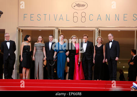 Thierry Fremaux, Fleur Pellerin, Sara Forestier, asta Paradot, Emmanuelle Bercot, Catherine Deneuve, Benoit Magimel, Frederique Bredin e Pierre Lescure frequentando l'apertura notturna con la premiere di 'La tete haute/Standing Tall' al 68esimo Festival del Cinema di Cannes il 13 maggio 2015 Foto Stock