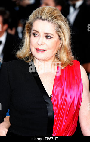 Catherine Deneuve frequentando l'apertura notturna con la premiere di 'La tete haute/Standing Tall' al 68esimo Festival del Cinema di Cannes il 13 maggio 2015 Foto Stock