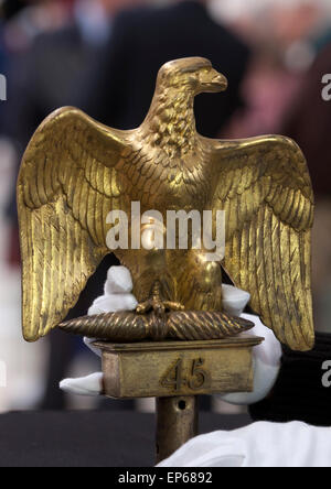 Edimburgo, Scozia, Regno Unito. 14 Maggio, 2015. Museo Nazionale di Scozia il display mostra di solo due Francesi Napoleonici aquile imperiali catturato a Waterloo- Ewart's Eagle e l'Aquila dallo standard di il 105° Fanteria francese catturato dalla Royal Dragoni . Credito: pak@ Mera/Alamy Live News Foto Stock