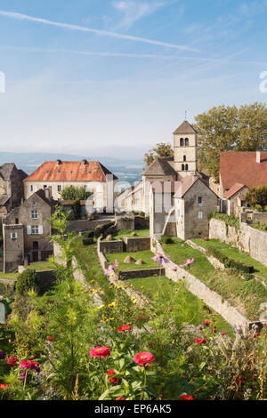 Il pittoresco villaggio sulla collina con fiori da giardino in primo piano nel Chateau Chalon, Giura, Franche-Comte, in Francia, in Europa. Uno di Les Foto Stock